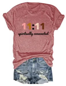 Modieus casual dames t-shirt met korte mouwen en ronde hals en spirituele print.