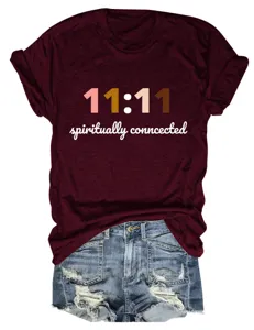 Casual dames ronde hals korte mouw t-shirt met spirituele 11:11 tekst print detail.