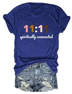 Casual damesshirt met korte mouwen en ronde hals, voorzien van een spirituele 11:11 tekstprint.