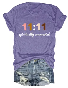 Paars t-shirt met korte mouwen en spirituele 11:11 tekst gecombineerd met denim short.