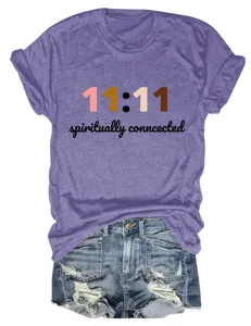 Paarse t-shirt met korte mouwen en een mooi spiritueel 11:11 printontwerp detail.
