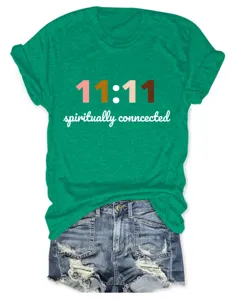 Casual groen T-shirt met korte mouwen, spirituele opdruk en stijlvolle jeansshorts.
