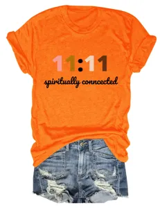 Gedetailleerd overzicht van helderoranje t-shirt met korte mouwen en ronde hals en 11:11 print.