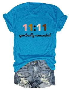 Casual blauw T-shirt met korte mouwen en 11:11 spirituele print gecombineerd met spijkerbroekshorts.