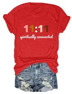 Casual rood T-shirt met korte mouwen, spirituele citaattekst en spijkerbroekdetail.