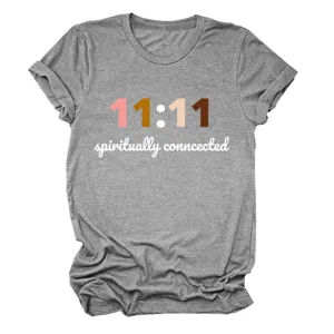 Grijze dames korte mouw t-shirt detail met spirituele 11:11 typografie print.
