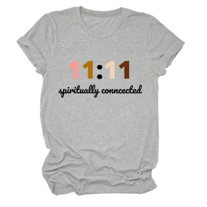 Gedetailleerd grijs t-shirt met korte mouwen en ronde hals en 11:11 spirituele print.