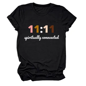 Close-up detail van het zwarte grafische t-shirt met 11:11 print en opgerolde korte mouwen.