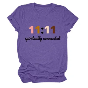 Casual paars dames t-shirt met korte mouwen en spirituele 11:11 tekst print detail.