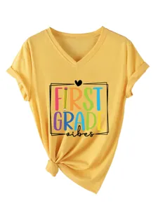 Gros plan sur le t-shirt jaune a col en V et manches courtes avec imprime first grade.