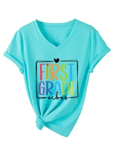 T-shirt turquoise à col V et manches courtes avec nœud et impression First Grade.
