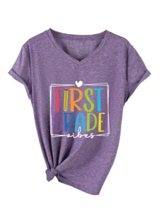 Élégant t-shirt pour femme à col V et manches courtes avec imprimé original et bas noué.