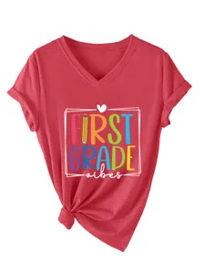 Vue détaillée du t-shirt rouge à col en V et manches courtes avec impression First Grade Vibes.