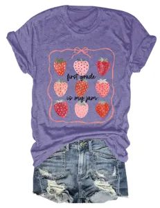 Vue détaillée du t-shirt violet à motif de fraises avec short en jean déchiré.