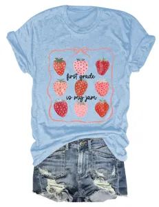 T-shirt femme bleu clair à manches courtes avec imprimé fraise et lettres mignonnes.