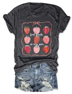 T-shirt graphique gris foncé pour femme à manches courtes avec un joli imprimé de fraise.