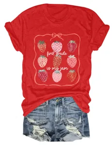 T-shirt rouge femme avec motif de fraise et texte assorti avec un short en jean.