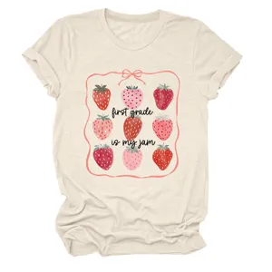 T-shirt à manches courtes beige décontracté pour femme avec imprimé fraise et lettres.