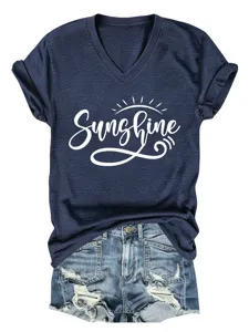 Gros plan sur le t-shirt décontracté bleu marine à col en V avec impression de texte sunshine.
