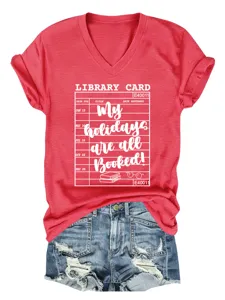 Vrouwen v-hals korte mouw t-shirt detail, rood grafisch shirt met bibliotheekkaart print design.
