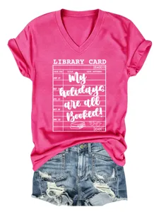 Roze V-hals korte mouw t-shirt met grafisch ontwerp van een bibliotheekkaart voor vakantie.