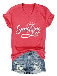 Gros plan sur le t-shirt rouge à col en V et manches courtes avec imprimé Sunshine et short.