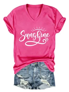 T-shirt rose décontracté à col en V avec impression sunshine et short en jean stylé.