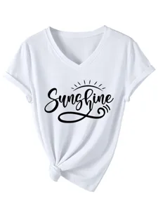 Gros-plan sur le t-shirt blanc à col V et manches courtes avec imprimé Sunshine et ourlet noué.