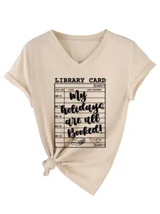 Beige dames V-hals korte mouw t-shirt met vintage bibliotheekkaart grafische print.