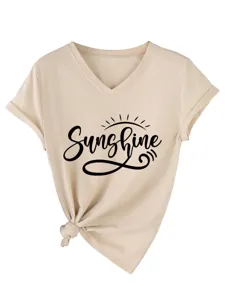 Gros plan détaillé du t-shirt beige à col V avec imprimé Sunshine noir et ourlet noué.