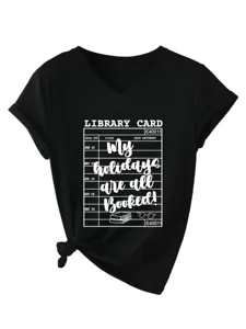 Detail van zwart T-shirt met V-hals en korte mouwen, grafische print van bibliotheekkaart top.