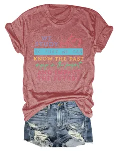 Casual κόκκινο κοντομάνικο t-shirt με κομψό τύπωμα κειμένου και μοντέρνα τζιν σορτς σετ.
