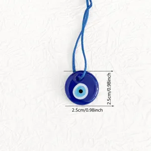Gedetailleerd overzicht Turks boze oog glas hanger, blauw amulet geluksbrenger decoratie.