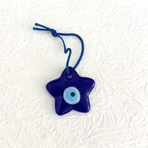 Detailopname van blauwe ster glazen hanger, traditioneel Turks boze oog gelukskandelaar.