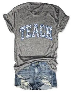Gedetailleerd grijs dames t-shirt met korte mouwen en blauwe bloemige teach print.