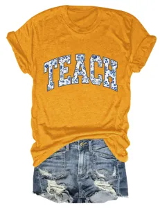 Stijlvol dames okergeel korte mouw T-shirt met mooi blauw bloemig TEACH print design.