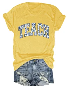 Detailshot van geel t-shirt met korte mouwen en blauwe bloemen TEACH print en denim shorts