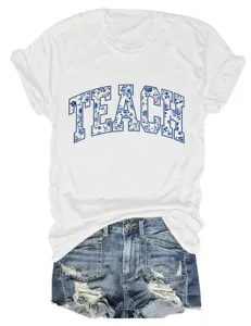 Casual wit dames t-shirt met korte mouwen en een chique blauwe bloemige TEACH letterprint.