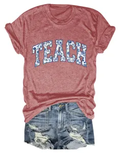 Casual dames korte mouw T-shirt met blauwe bloemige teach letterprint en denim shorts.