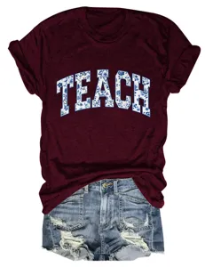 Bordeauxrode dames T-shirt met blauwe bloemen letterprint gedetailleerde weergave.