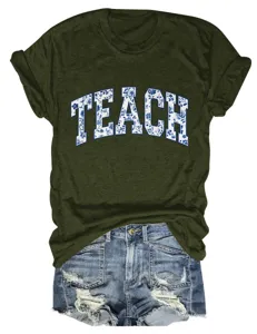 Gedetailleerd overzicht van donkergroen t-shirt met bloemen teach letterprint en denim shorts.