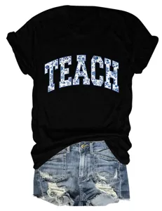 Dames casual korte mouw t-shirt met blauwe bloemletterprint en modieuze denim shorts.