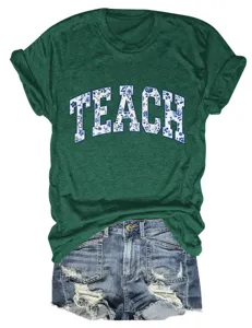 Groen t-shirt met korte mouwen, blauwe bloemenletterprint en een hippe spijkershort.