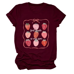 Vue rapprochée du joli motif graphique de fraise et de l'impression de lettres sur le t-shirt pour femmes.