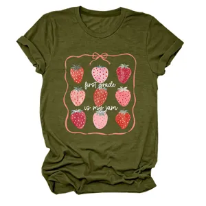 Gros plan détaillé sur le t-shirt vert olive pour femme avec motif fraises et texte.