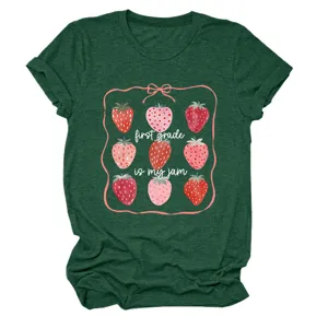 T-shirt à manches courtes vert foncé avec un joli imprimé fraise et texte first grade.