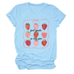 T-shirt femme manches courtes bleu clair avec imprimé graphique fraise et lettres style décontracté