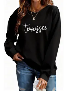 Vue détaillée du sweat-shirt noir élégant pour femme avec un design d'impression de lettres.