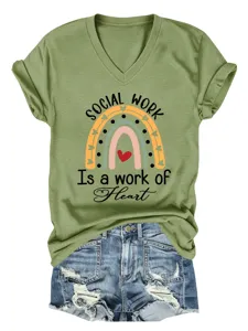 T-shirt à manches courtes et col V décontracté pour femme avec imprimé arc-en-ciel travail social.