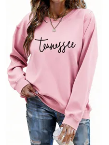 Gros plan detaille du sweat-shirt rose elegant pour femme avec impression Tennessee.